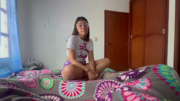 Mi hermanastra me propone un juego muy caliente y terminamos muy cachondo hasta terminar corriéndomele en su rico cuerpo. le rompo a SARA su rico culo apretado