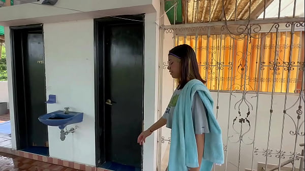 Mi tímida hermanastra se queda sin ropa limpia, y yo aprovecho el momento para invitarla al baño a follar muy rico y darle toda mi leche.