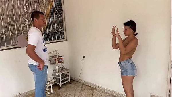 Mi vecino me ayuda con el arreglo del agua, y mi vecina me paga con su rico cuerpo dándome la mejor follada de la vida sacando toda mi leche.