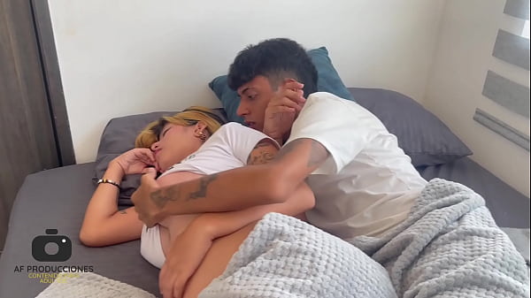 Compartiendo cama con mi timida hermanastra, hace que me la coja por el culo y me venga en su boca.