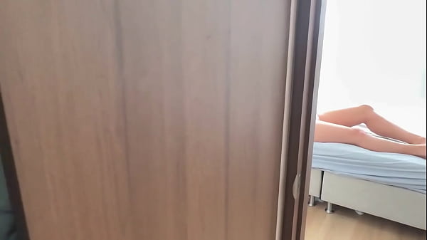 descubro a la cachonda de mi hermanastra masturbandose y le doy una porción de pene ella es tan caliente que se la come toda