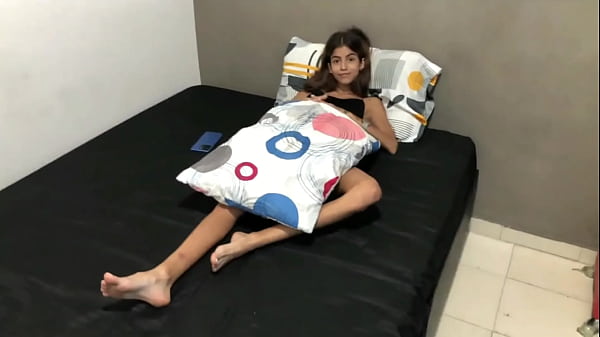 Descubro a mi hermanastra pequeña masturbándose en su cuarto y le ayudo y me la follo duro – HISTORIA OMPLETA