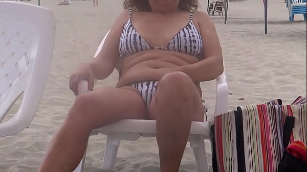 I cum in my stepmom’s pussy, she puts on a bikini and goes out to the beach to show off