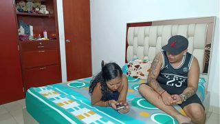 INDIA MORENA le pide un masaje a su Hermanastro Y el accede a tocarle sus ricas Nalgas – Angelisex19