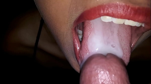 Mamada de hermanastra con mucha leche en la boca