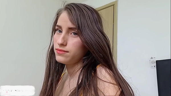 Mi pequeña hermanastra se hace pasar por mi novia como pretexto para que la folle duro. hg