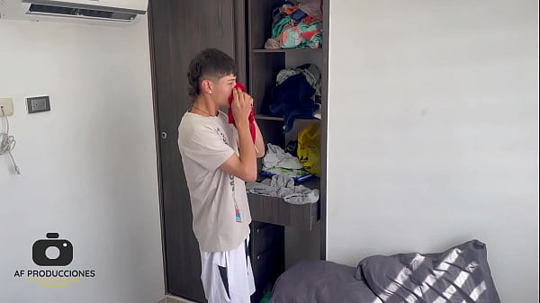 Mi tímida madrastra me sorprende masturbándome con su ropa interior y me la follo duro hasta correrme en su culo.