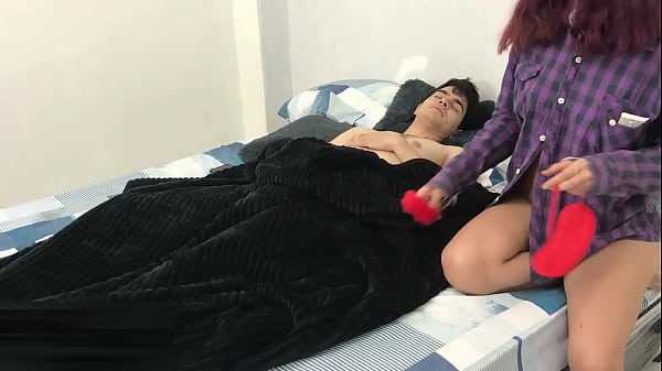 Mientras mi hermanastra esta acostada la inmovilizo y me la follo con sodomasoquismo – PORNO EN ESPAÑOL